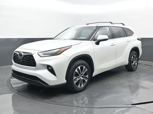 Used 2022 Toyota Highlander XLE image 26