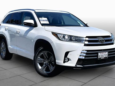 Used 2019 Toyota Highlander Limited Platinum FWD image 2