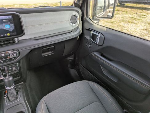 Used 2025 Jeep Wrangler Unlimited Sahara w/ Safety Group AWD/4WD image 16
