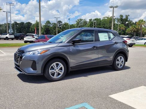 New 2025 Nissan Kicks Play S image 2