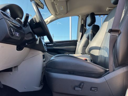 Used 2016 Chrysler Town & Country Touring FWD image 26
