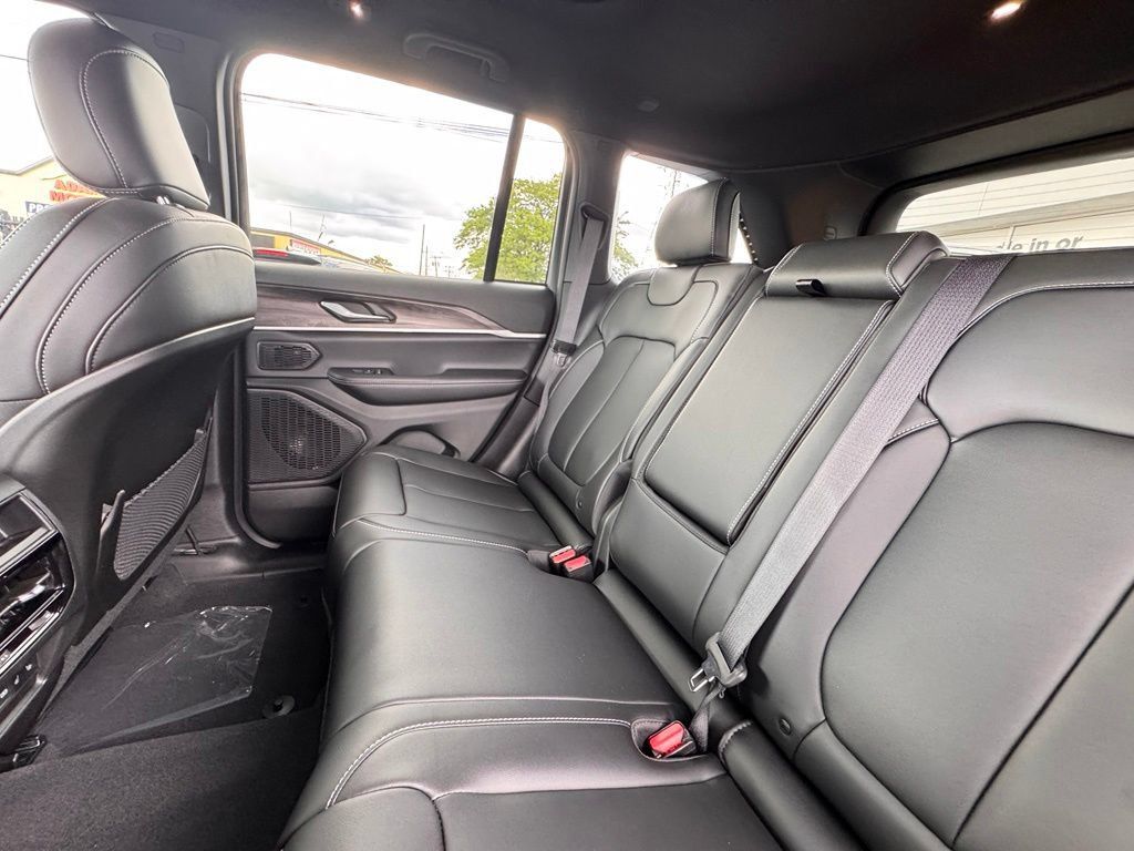 New 2026 Jeep Grand Cherokee Limited w/ Limited Altitude Package AWD/4WD image 16