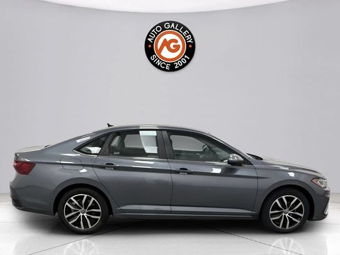 Used 2025 Volkswagen Jetta SE FWD image 3