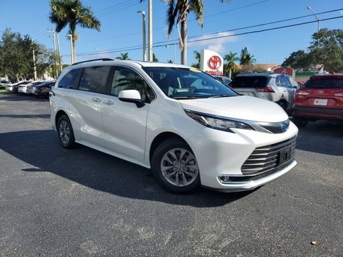 Used 2023 Toyota Sienna XLE image 28