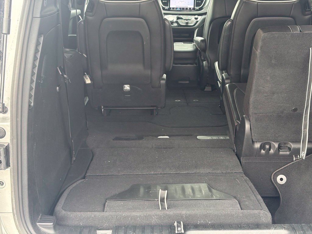 Used 2026 Chrysler Pacifica Limited FWD image 7