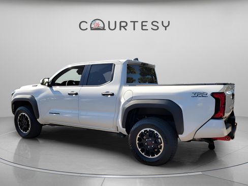 Certified 2025 Toyota Tacoma TRD Off-Road image 3