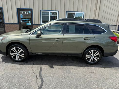 Used 2018 Subaru Outback 3.6R Limited AWD/4WD image 2