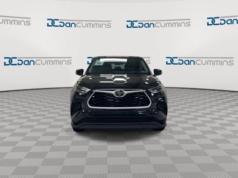 Used 2022 Toyota Highlander L FWD image 3