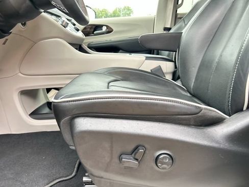 Used 2024 Chrysler Pacifica Limited w/ Uconnect Theater Family Group AWD/4WD image 30