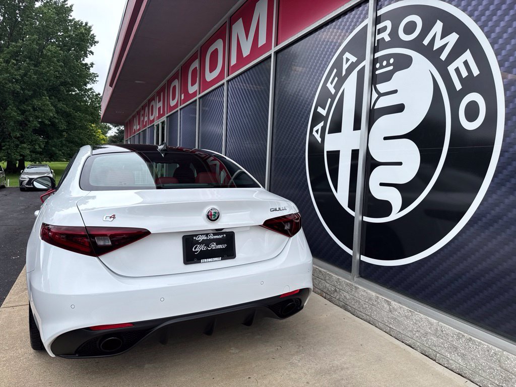 Used 2023 Alfa Romeo Giulia Veloce AWD/4WD image 12