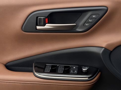 Used 2025 Toyota Crown Signia w/ Advanced Technology Package image 24