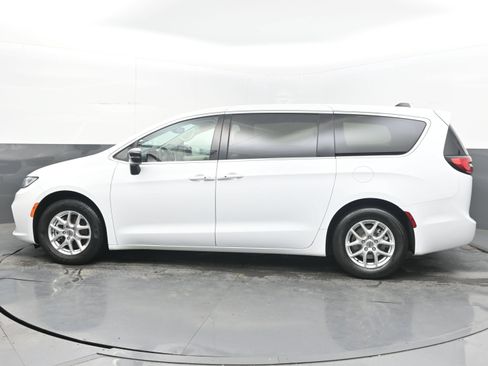 Used 2024 Chrysler Pacifica Touring-L FWD image 7