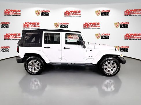 Used 2017 Jeep Wrangler Unlimited Sahara w/ Connectivity Group AWD/4WD image 15