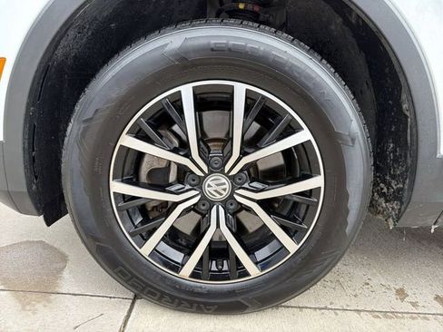 Used 2021 Volkswagen Tiguan SE image 12