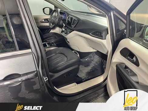 Used 2018 Chrysler Pacifica Touring-L Plus w/ Tire & Wheel Group FWD image 14