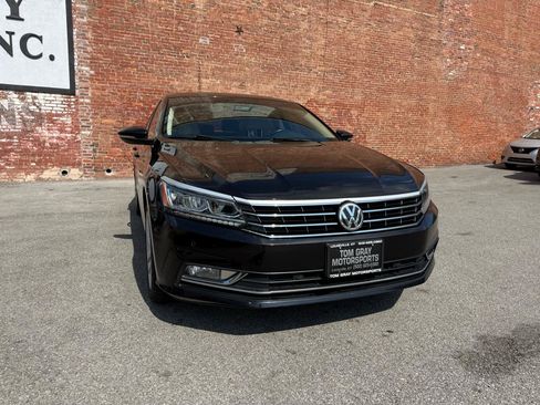 Used 2018 Volkswagen Passat 2.0T SE FWD image 2