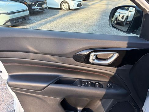 Used 2025 Jeep Compass Trailhawk image 18