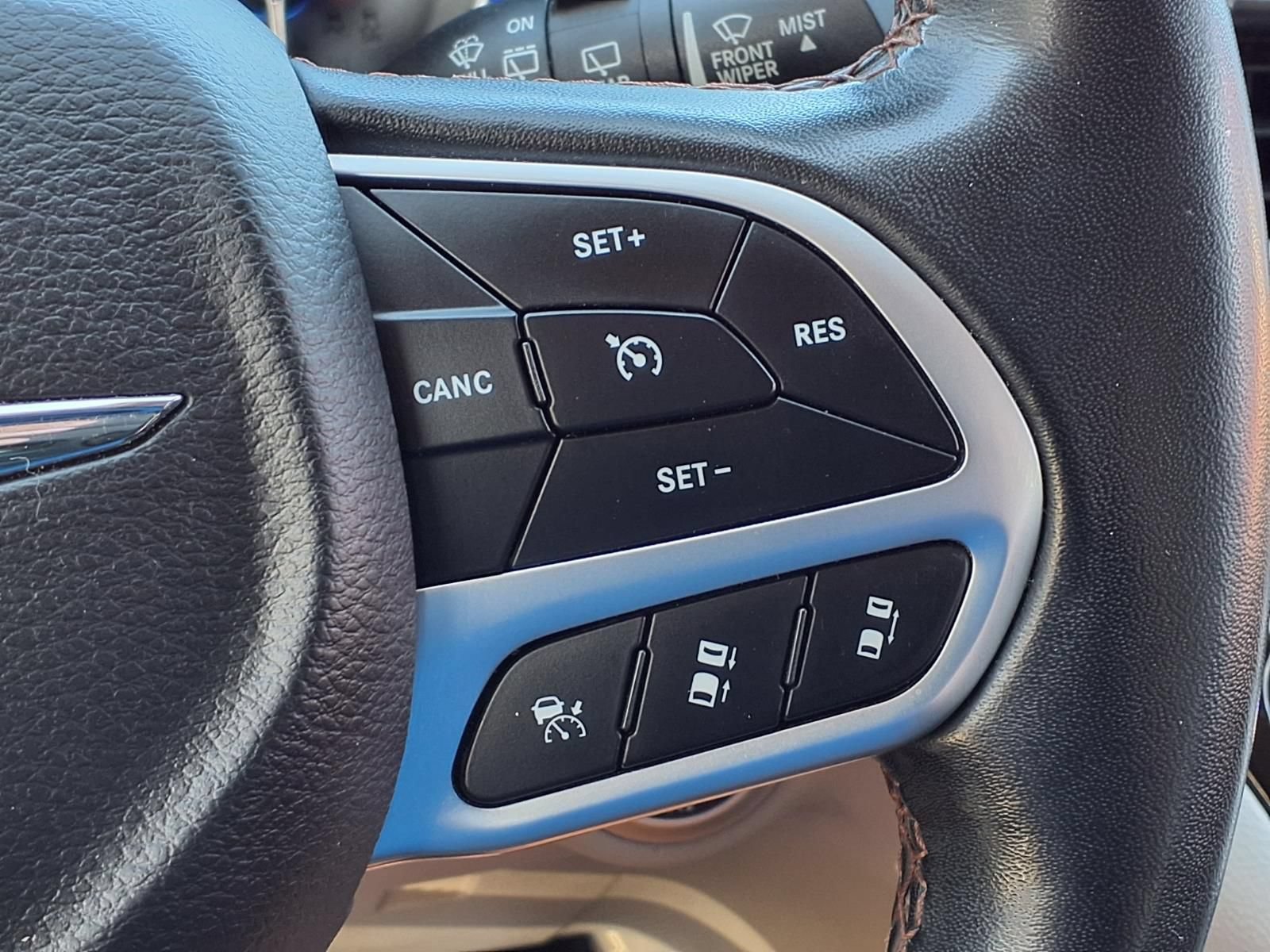 Used 2018 Chrysler Pacifica Touring-L w/ Advanced Safetytec Group FWD image 28