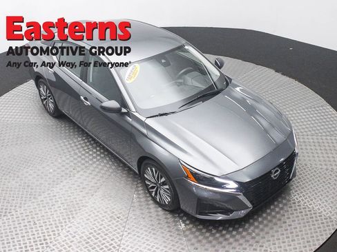 Used 2025 Nissan Altima 2.5 SV FWD image 3