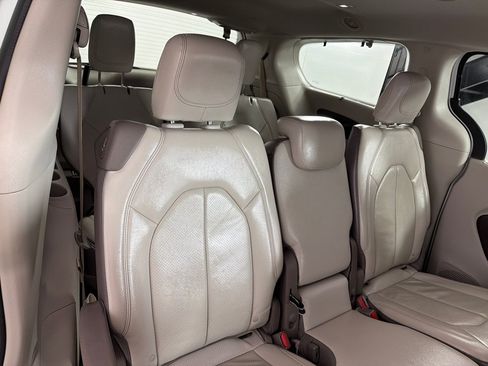 Used 2018 Chrysler Pacifica Touring-L FWD image 22