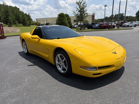 Used 2000 Chevrolet Corvette Coupe w/ Roof Pkg RWD image 3