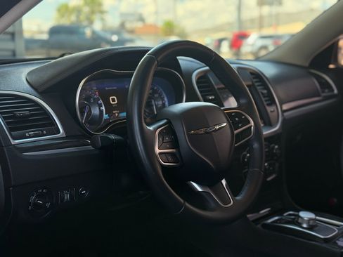 Used 2018 Chrysler 300 Touring L image 8