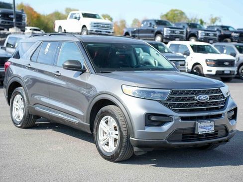Used 2023 Ford Explorer XLT image 3