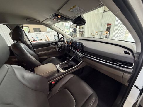 Used 2025 Kia Carnival FWD image 30