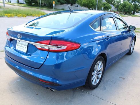 Used 2017 Ford Fusion SE w/ Fusion SE Technology Package FWD image 6