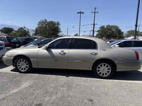 Used 2011 Lincoln Town Car Signature Limited RWD image 4