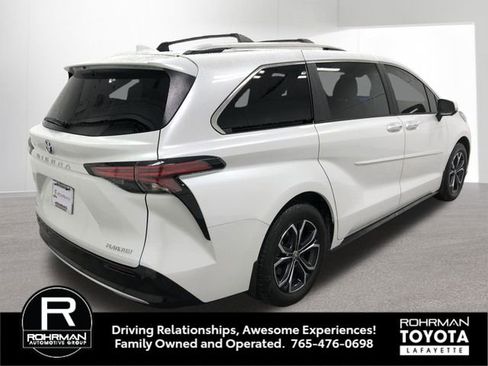 Used 2025 Toyota Sienna Platinum AWD/4WD image 7