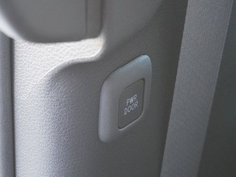 Used 2025 Toyota Sienna XLE image 21