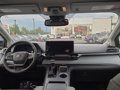 Certified 2025 Toyota Sienna XLE w/ XLE Plus Package AWD/4WD image 18