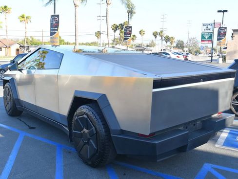 Used 2024 Tesla Cybertruck AWD Crew Cab image 5