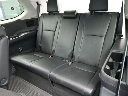 Used 2024 Toyota Grand Highlander XLE image 32