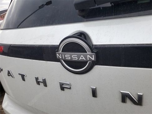 Used 2025 Nissan Pathfinder SL image 8