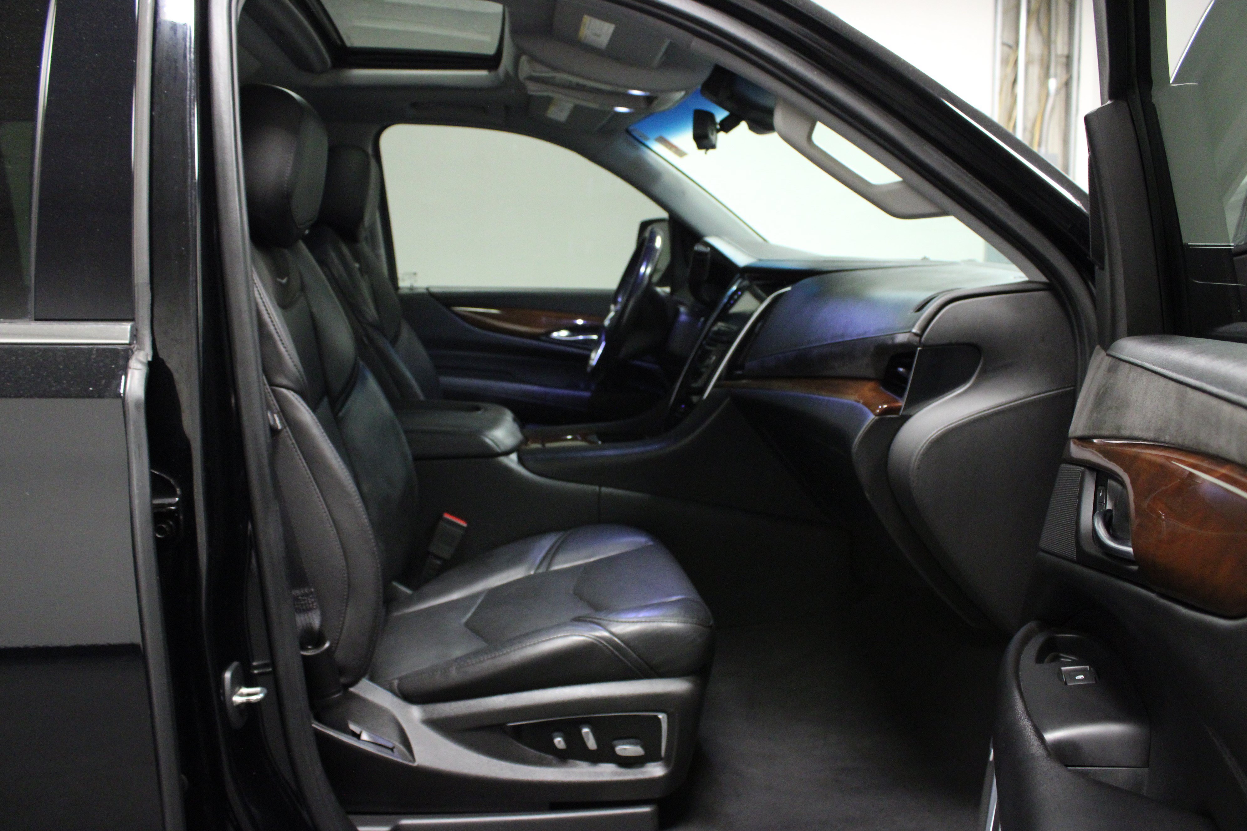 Used 2019 Cadillac Escalade ESV Luxury AWD/4WD image 19
