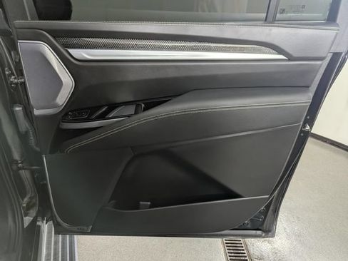 Used 2025 Cadillac Escalade ESV V AWD/4WD image 19
