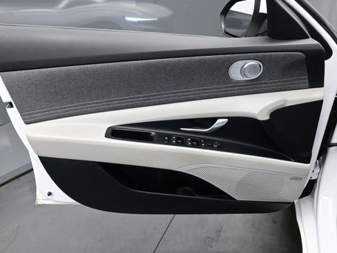 Certified 2025 Hyundai Elantra Limited image 9