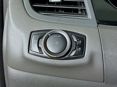 Used 2014 Ford Edge SE image 16