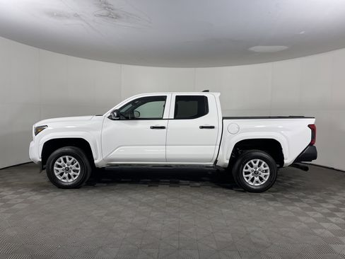 Used 2025 Toyota Tacoma SR image 3