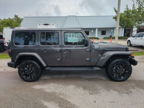 Used 2025 Jeep Wrangler Unlimited Sahara AWD/4WD image 5