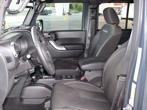 Used 2016 Jeep Wrangler Unlimited Sahara w/ Connectivity Group AWD/4WD image 11