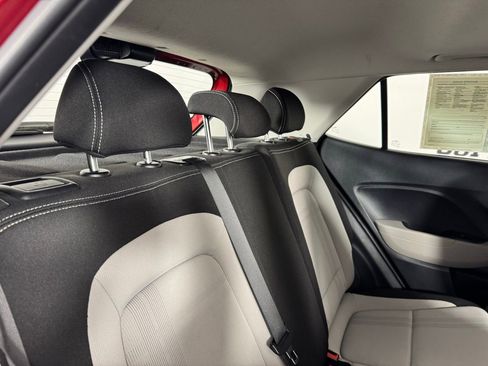 Used 2025 Hyundai Venue SEL image 28