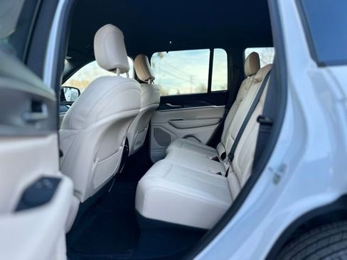 Used 2023 Jeep Grand Cherokee Limited w/ Luxury Tech Group II image 19