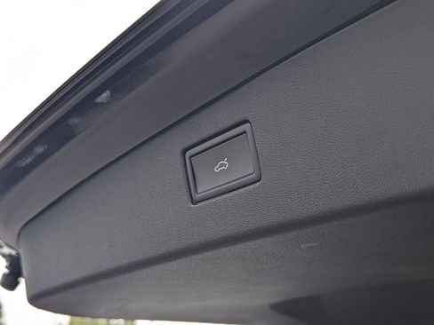 Used 2025 Volkswagen Tiguan SE FWD image 28