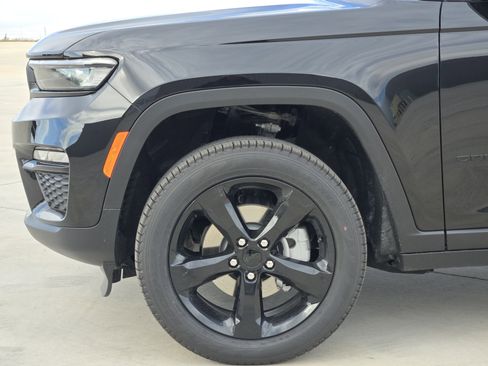 New 2025 Jeep Grand Cherokee Limited w/ Black Appearance Package image 6