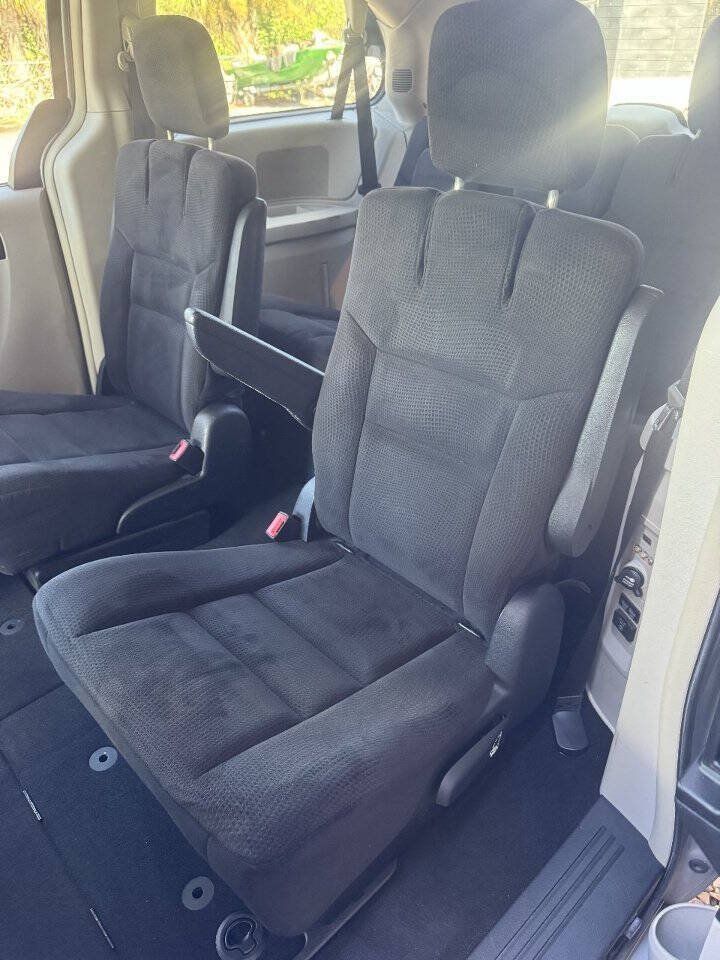 Used 2014 Chrysler Town & Country Touring FWD image 19