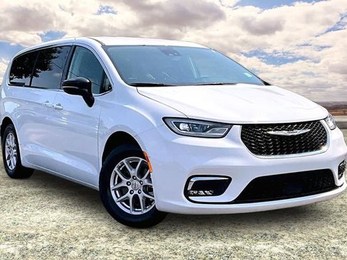 Used 2024 Chrysler Pacifica Touring-L FWD image 1