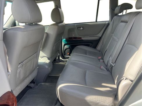 Used 2005 Toyota Highlander 2WD V6 w/ 3rd Row image 7